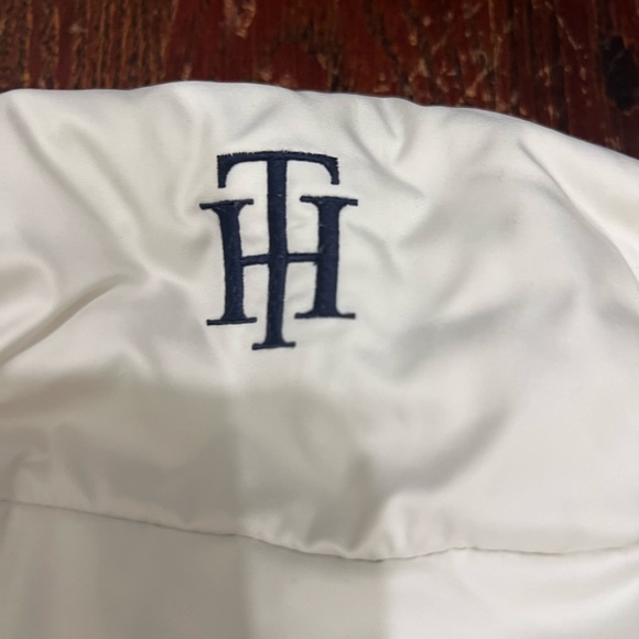 Tommy Hilfiger white puffer vest with pockets and embroidery detail - Picture 13 of 14